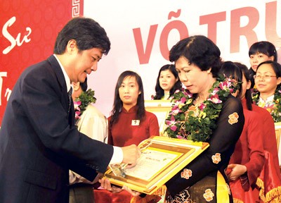 Deputy Secretary of the city Party Committee Nguyen Van Dua (L) awards Vo Truong Toan Prize to teacher Nguyen Anh Hang from Tran Phu junior high school. (Photo:SGGP) Deputy Secretary of the city Party Committee Nguyen Van Dua (L) awards Vo Truong Toan Prize to teacher Nguyen Anh Hang from Tran Phu junior high school. (Photo:SGGP)